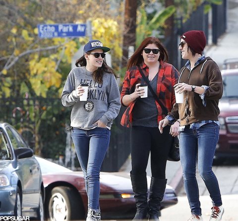 Kristen passeando e tomando café com duas amigas.